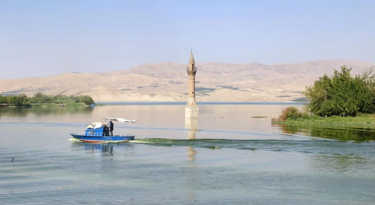 Karakaya Baraj Gölü'nde su altında kalan "yalnız minare" dronla görüntülendi