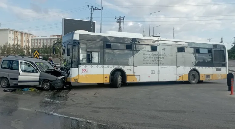 Karaman'da halk otobüsü ile hafif ticari aracın çarpıştığı kazada 5 kişi yaralandı