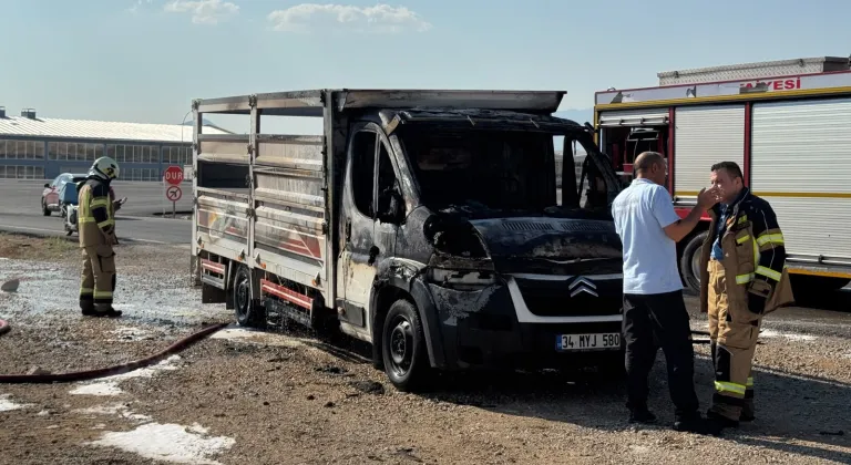 Karaman'da seyir halindeki kamyonet yandı