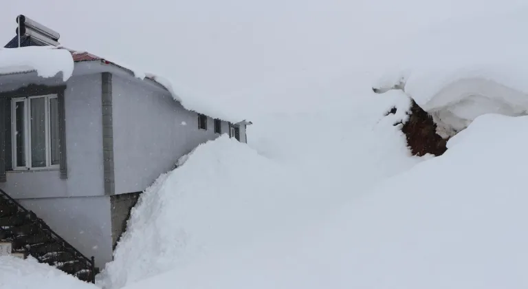 Karlıova'da kar yağışı nedeniyle 25 köye ulaşım sağlanamıyor