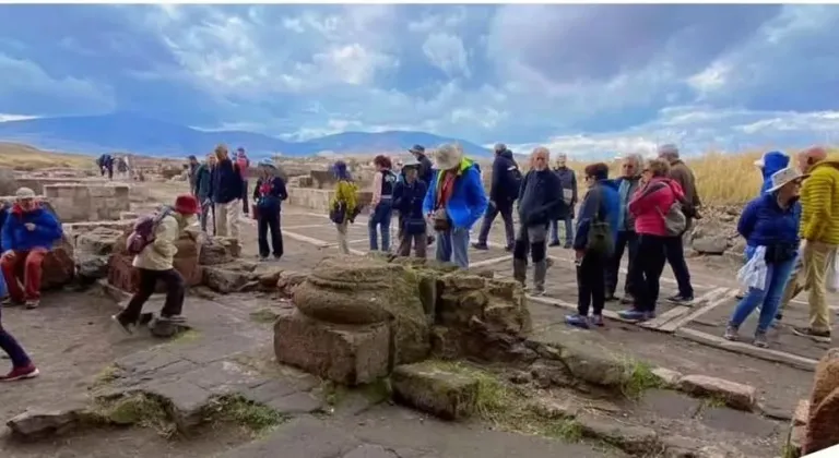 Kars Ani Örenyeri yerli ve yabancı turistlerin ilgi odağı olmayı sürdürüyor