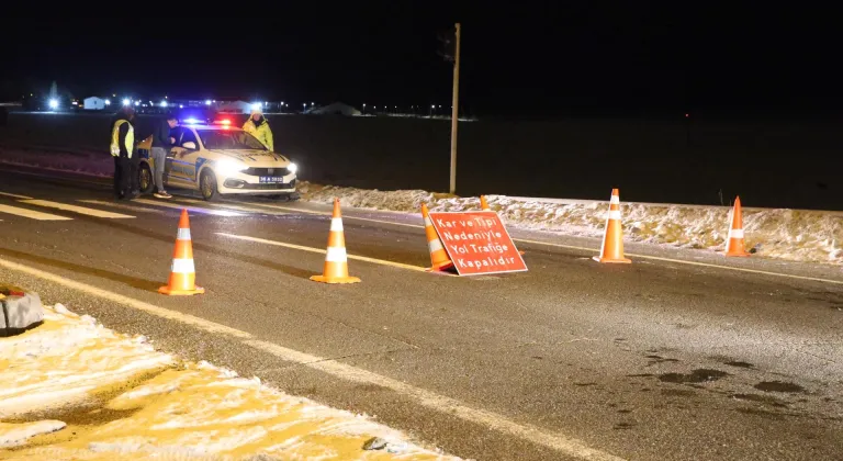 Kars-Göle kara yolu olumsuz hava koşulları nedeniyle tır geçişlerine kapatıldı