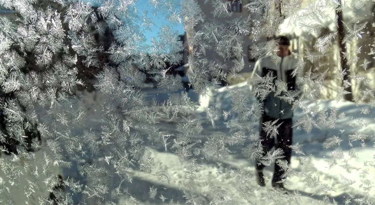 Kars ile Ardahan'da kar ve soğuk hava etkili oldu