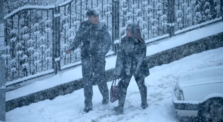 Kars ve Ardahan'da yoğun kar yağışı etkili oluyor