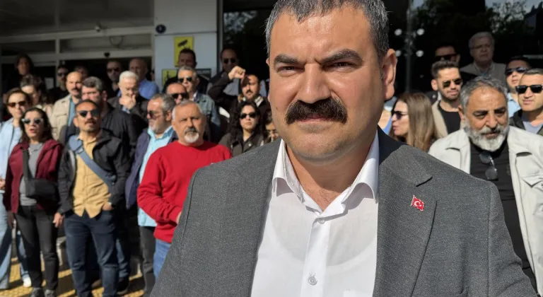 Karşıyaka Belediyesi'nde görevli memurlar ödenmeyen alacakları için iş bıraktı