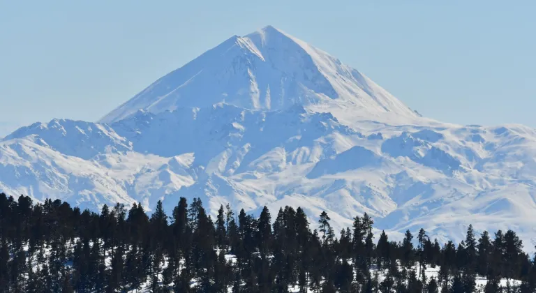 Kars'ta 1 metreyi aşan kar doğada güzel görüntüler oluşturdu