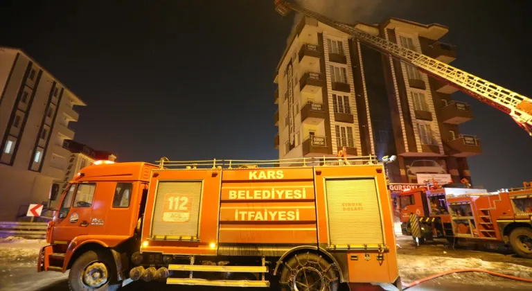 Kars'ta 6 katlı bir binanın çatı katında çıkan yangın söndürüldü