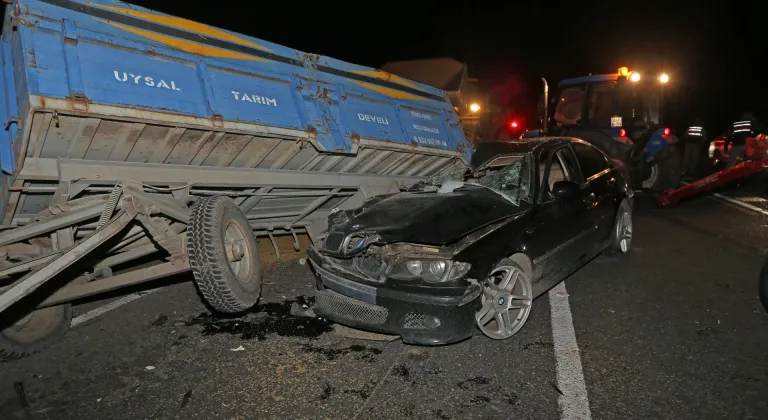 Kars'ta arpa yüklü traktör römorkuna çarpan otomobildeki 3 kişi ağır yaralandı