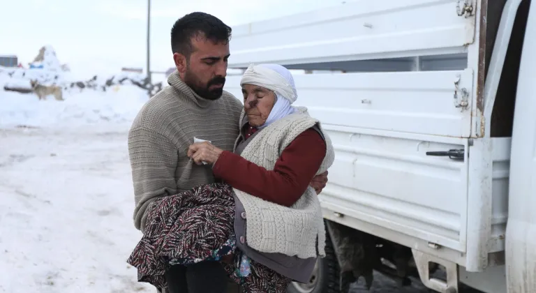 Kars'ta babaannesini kucağında taşıyarak gündeme gelen torun, duygularını AA'ya anlattı