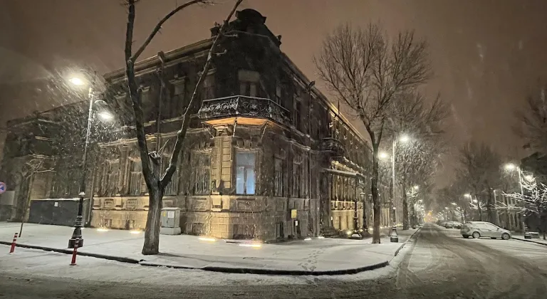 Kars'ta baharda yağan kar kenti beyaza bürüdü