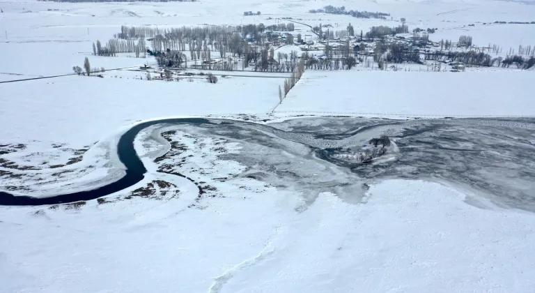 Kars'ta beyaza bürünen köy ve menderesler dronla görüntülendi
