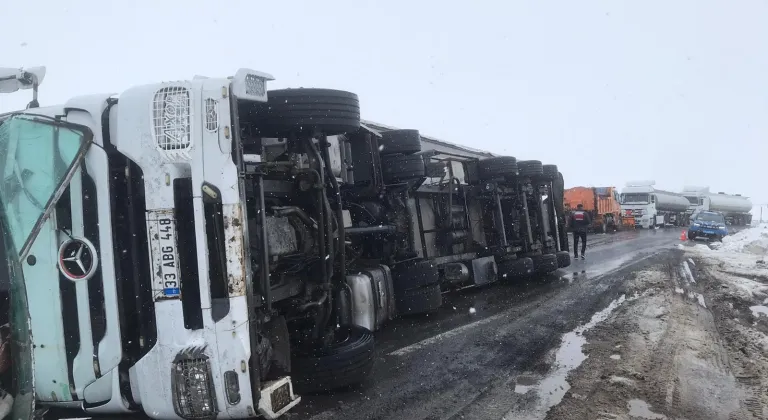 Kars'ta çarpışan tanker ve tırın sürücüleri yaralandı, yol ulaşıma kapatıldı
