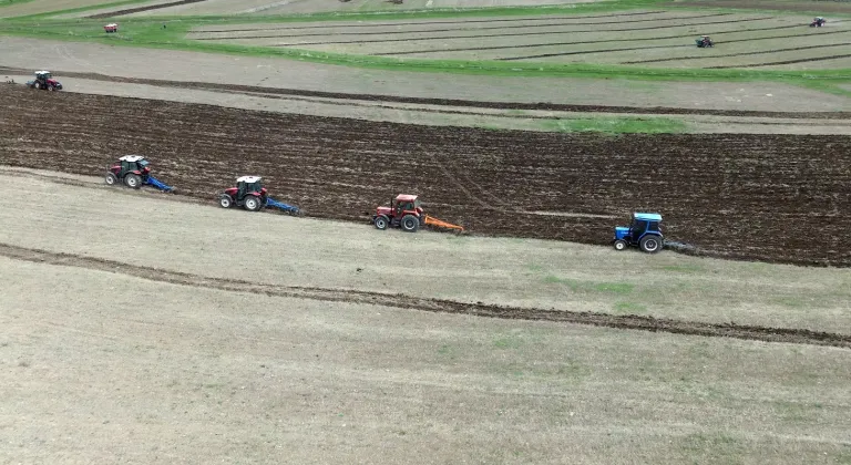 Kars'ta çiftçiler geliri köye kalacak arazilerde imece usulü ekim yaptı