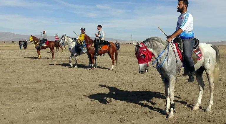 Kars'ta cirit ve at yarışlarında sporcular kıyasıya mücadele etti