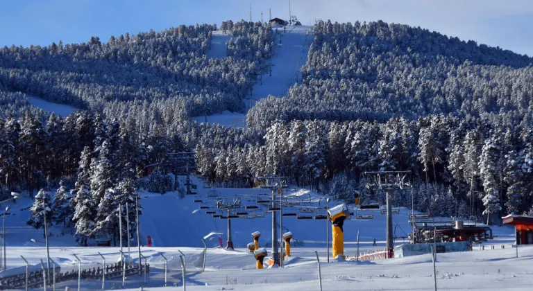 Kars'ta evleri ve araçları karla kaplanan köylülerin zorlu kış mesaisi
