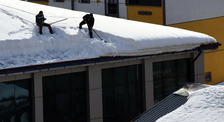 Kars'ta kar ve buz kütleleri yerleşim yeri dışına taşınıyor