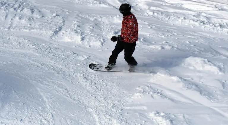 Kars'ta martta kayak keyfi sürüyor
