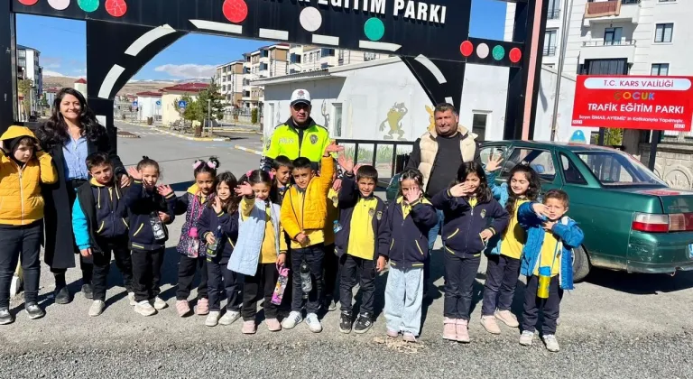 Kars’ta öğrencilere temel trafik eğitimi verildi