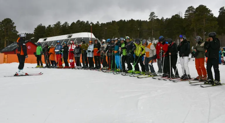 Kars'ta özel sporcular için kayak antrenörlüğü kursu başladı
