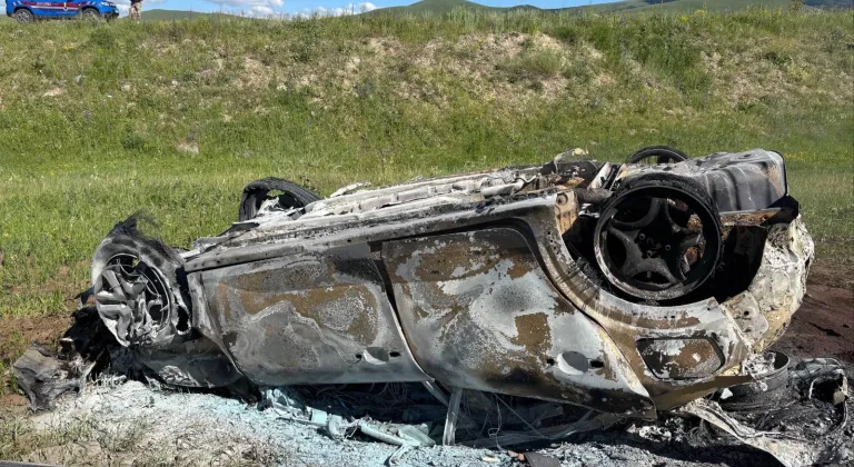 Kars'ta şarampole devrilip alev alan otomobilin sürücüsünü vatandaşlar kurtardı
