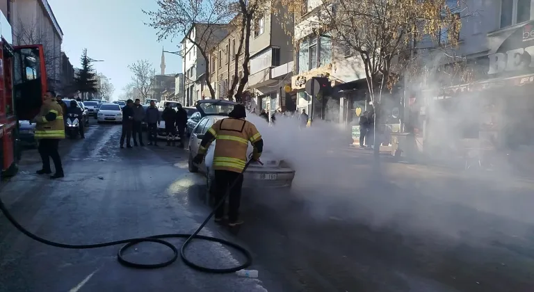 Kars'ta seyir halindeyken alev alan otomobil kullanılamaz hale geldi