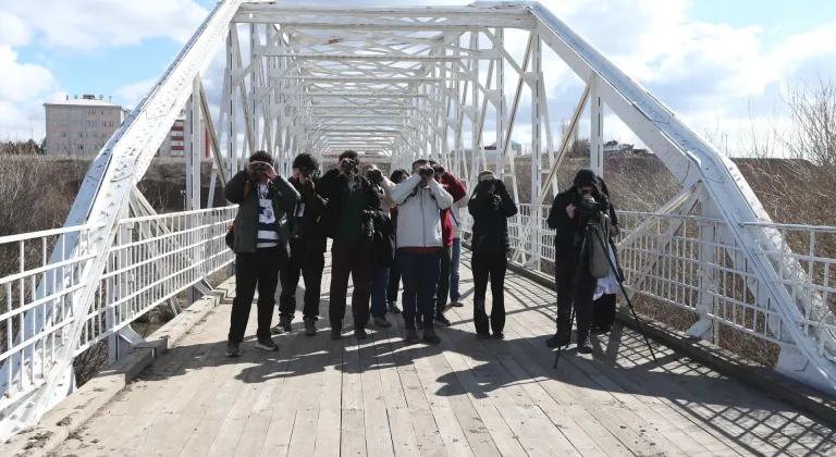 Kars'ta üniversite öğrencileri kampüsteki kuş türlerini gözlemleyerek bilinçleniyor