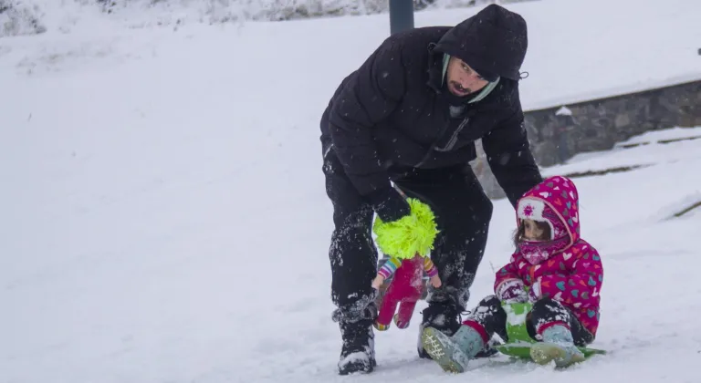 Kars'ta yarıyıl tatilinin son gününde çocuklar kızak keyfi yaptı