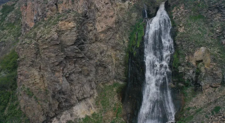 Kars'taki Susuz Şelalesi kar ve yağmur sularıyla coştu