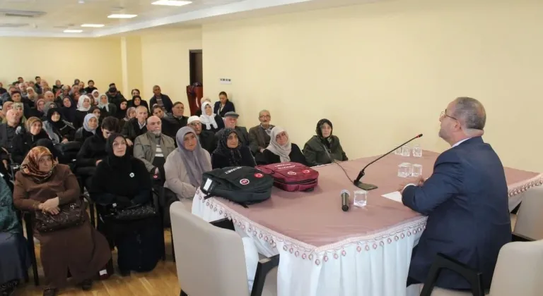 Kars'tan direkt uçuşlu Umre yolcularına bilgilendirme semineri düzenlendi