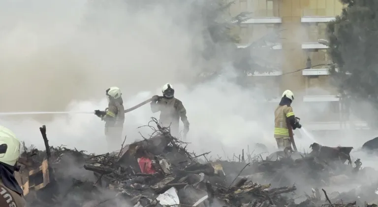 Kartal'da bir çöplükte çıkan yangına müdahale ediliyor