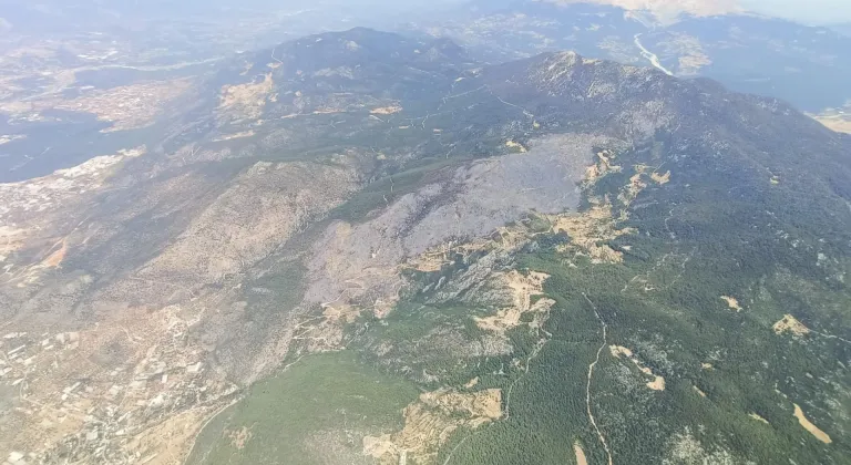 Kaş ilçesinde yanan ormanlık alan havadan görüntülendi