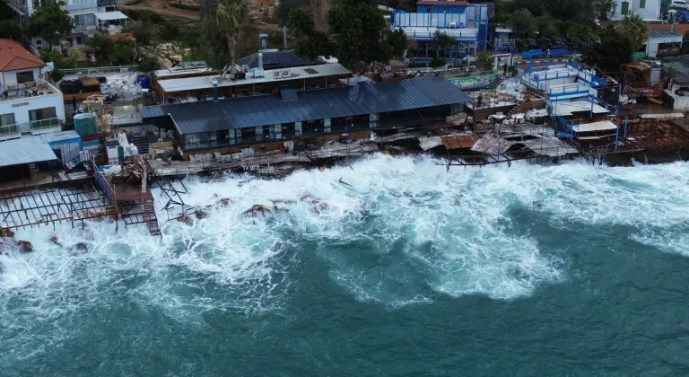 Kaş'ta dalgalar tekne ve işletmelere zarar verdi
