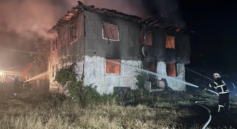 Kastamonu'da 2 katlı ev yandı