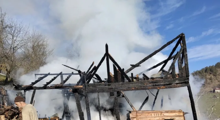 Kastamonu'da çıkan yangında 2 katlı ahşap ev kullanılamaz hale geldi