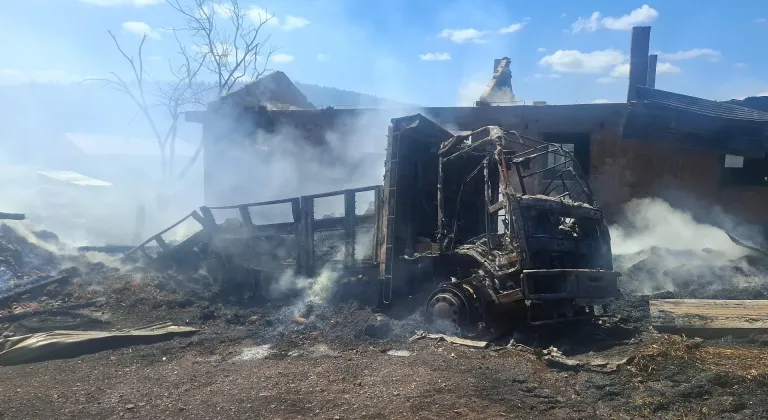 Kastamonu'da çıkan yangında ahır, samanlık ve kamyon yandı
