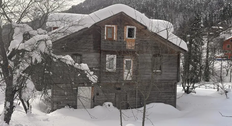 Kastamonu'da dağ köylerinde tarih kokan ahşap evler karla kaplandı