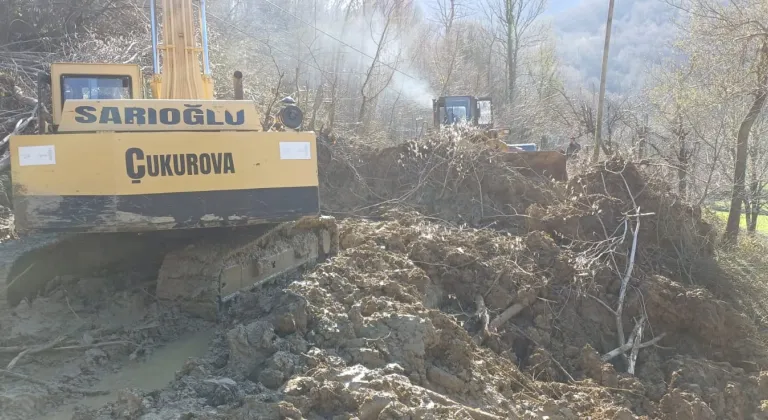 Kastamonu'da heyelan nedeniyle kapanan köy yolu ekiplerin çalışmasıyla ulaşıma açıldı