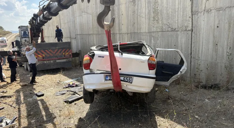 Kastamonu'da istinat duvarından düşen otomobildeki 1 kişi öldü, 3 kişi yaralandı