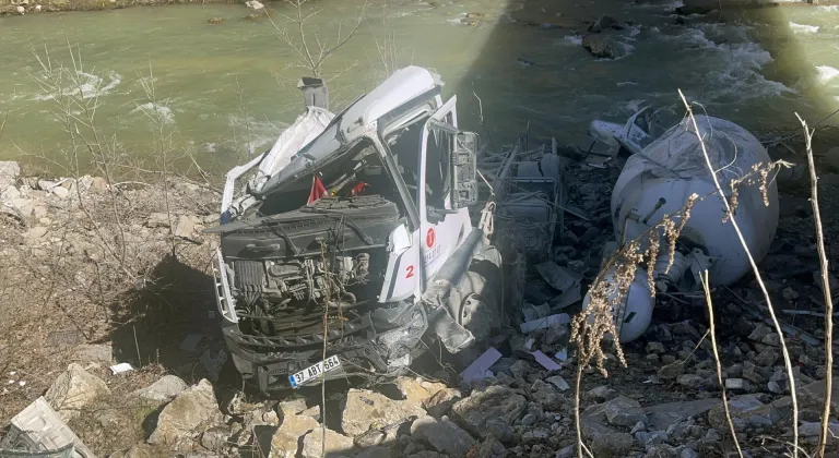 Kastamonu'da köprüden düşen beton mikserinin sürücüsü ağır yaralandı
