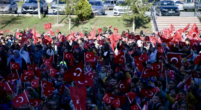 Kastamonu'da öğrenciler okullara Türk bayraklarıyla geldi