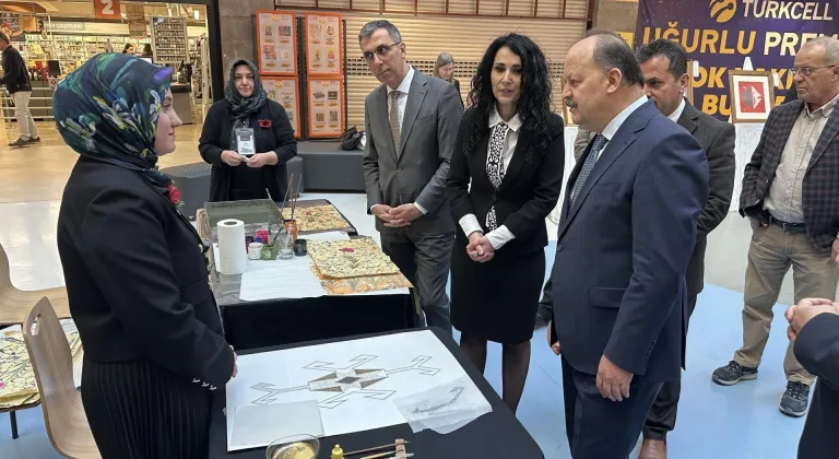 Kastamonu'da "Sanatın Diliyle Değerlerimiz" tezhip, hat ve ebru sergisi açıldı