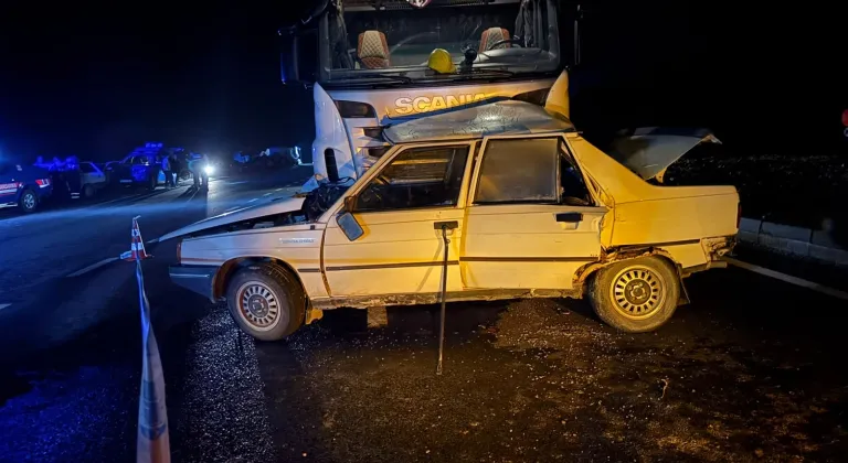 Kastamonu'da tır ile çarpışan otomobildeki 2 kişi öldü