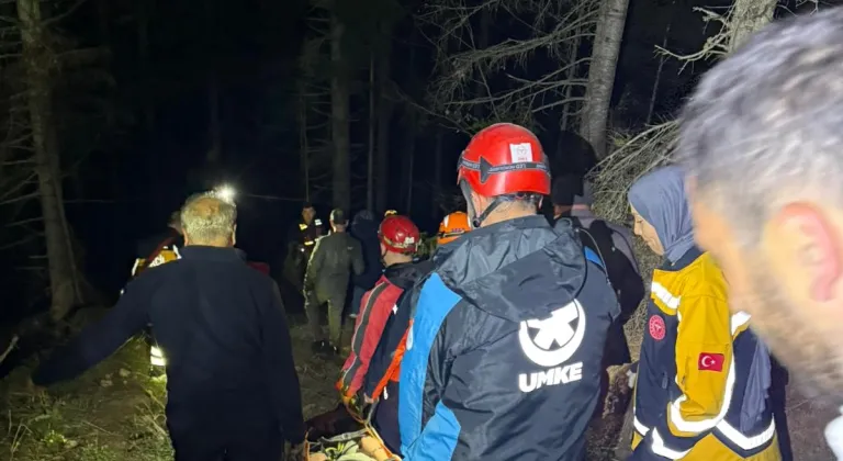 Kastamonu'da uçurumdan yuvarlanarak kayalıklarda sıkışan genç kurtarıldı