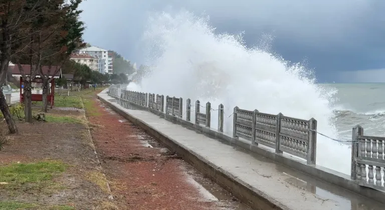 Kastamonu'nun İnebolu ilçesinde fırtına sahilde hasara yol açtı