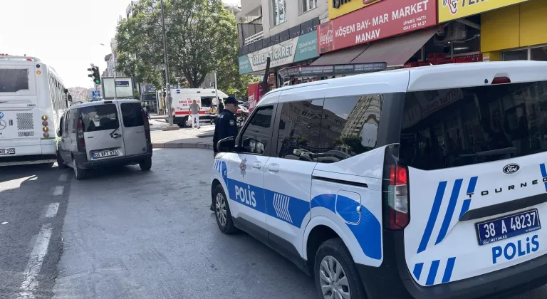 Kayseri'de akrabasını bıçaklayıp aracıyla kaçarken halk otobüsüne çarpan şüpheli yakalandı