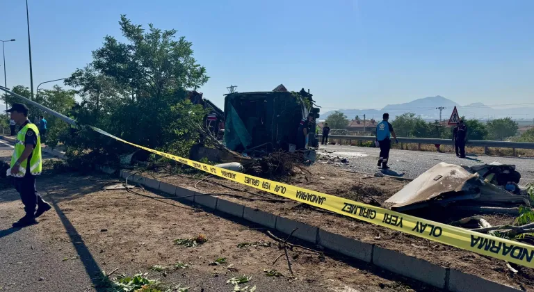 Kayseri'de devrilen yolcu otobüsündeki 20 kişi yaralandı