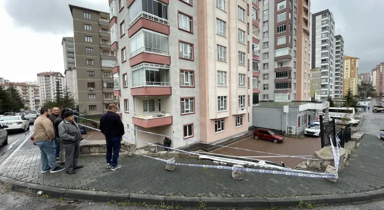 Kayseri'de işçi servisinin apartman bahçesine düşmesi sonucu 1 kişi yaralandı