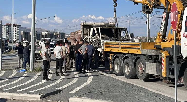 Kayseri'de kamyon ile işçi servisinin çarpıştığı kazada 8 kişi yaralandı