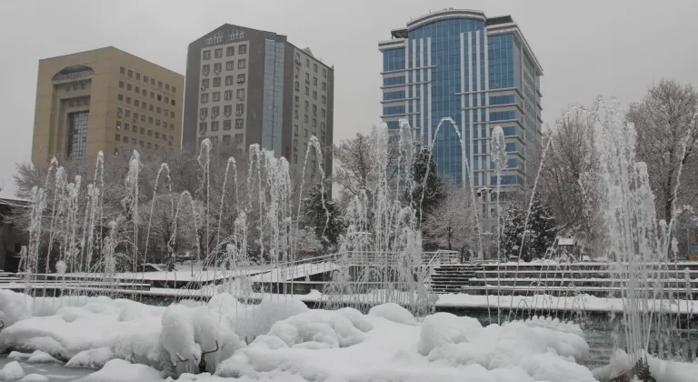 Kayseri'de kar etkili oluyor