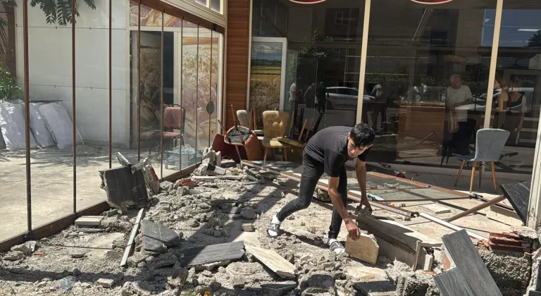 Kayseri'de kaza yapan otomobillerden birinin fırına girme anı güvenlik kamerasında